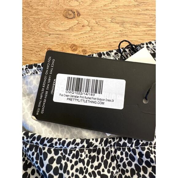 Pretty Little Thing Plus Cream Dalmation Print Ruched Front Bodycon Dress in Bla - Picture 4 of 8
